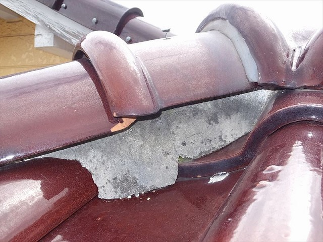 劣化してカビが生えた漆喰